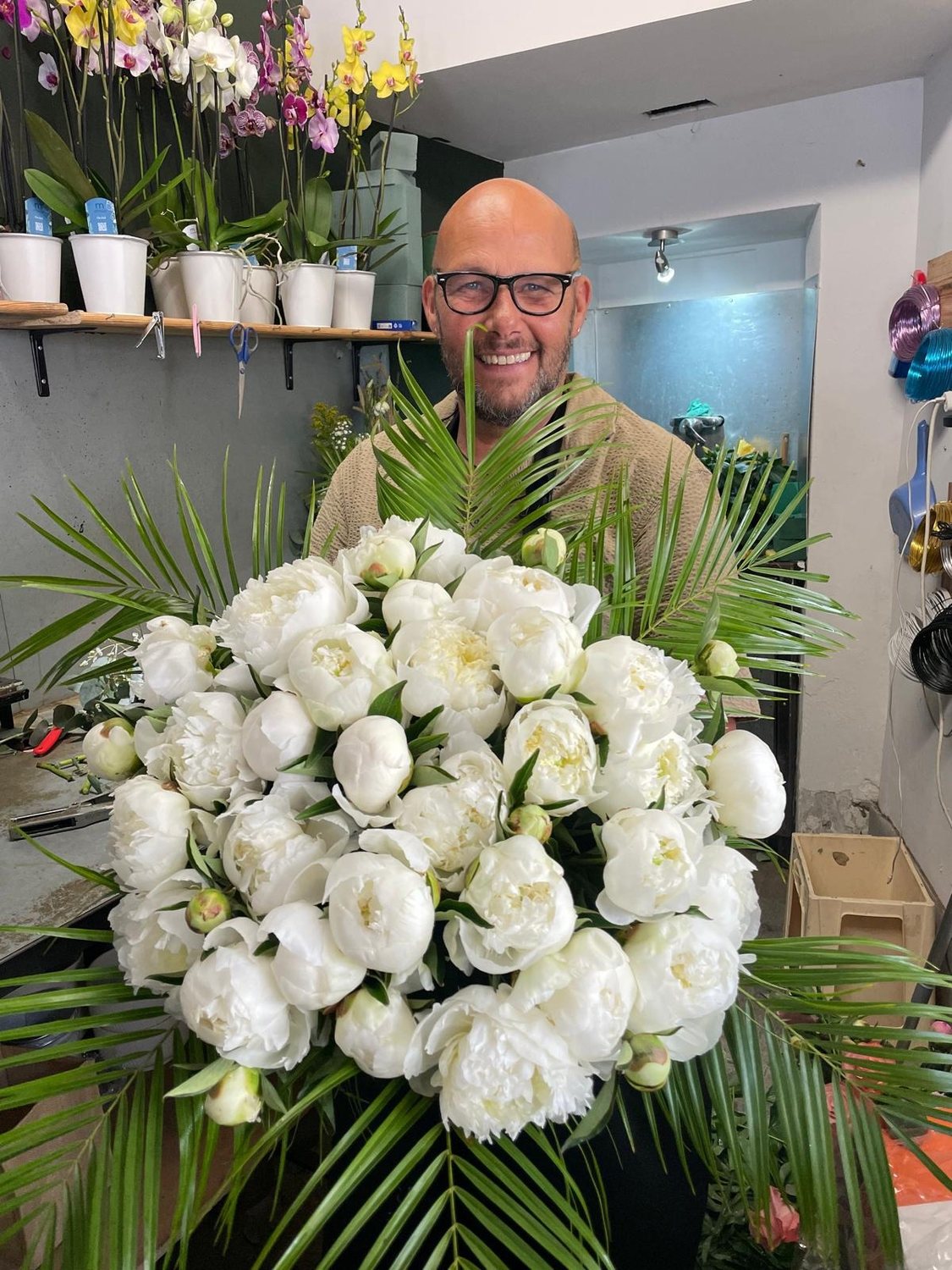 Émile Vitali dans sa boutique, artisan fleuriste à Pégomas