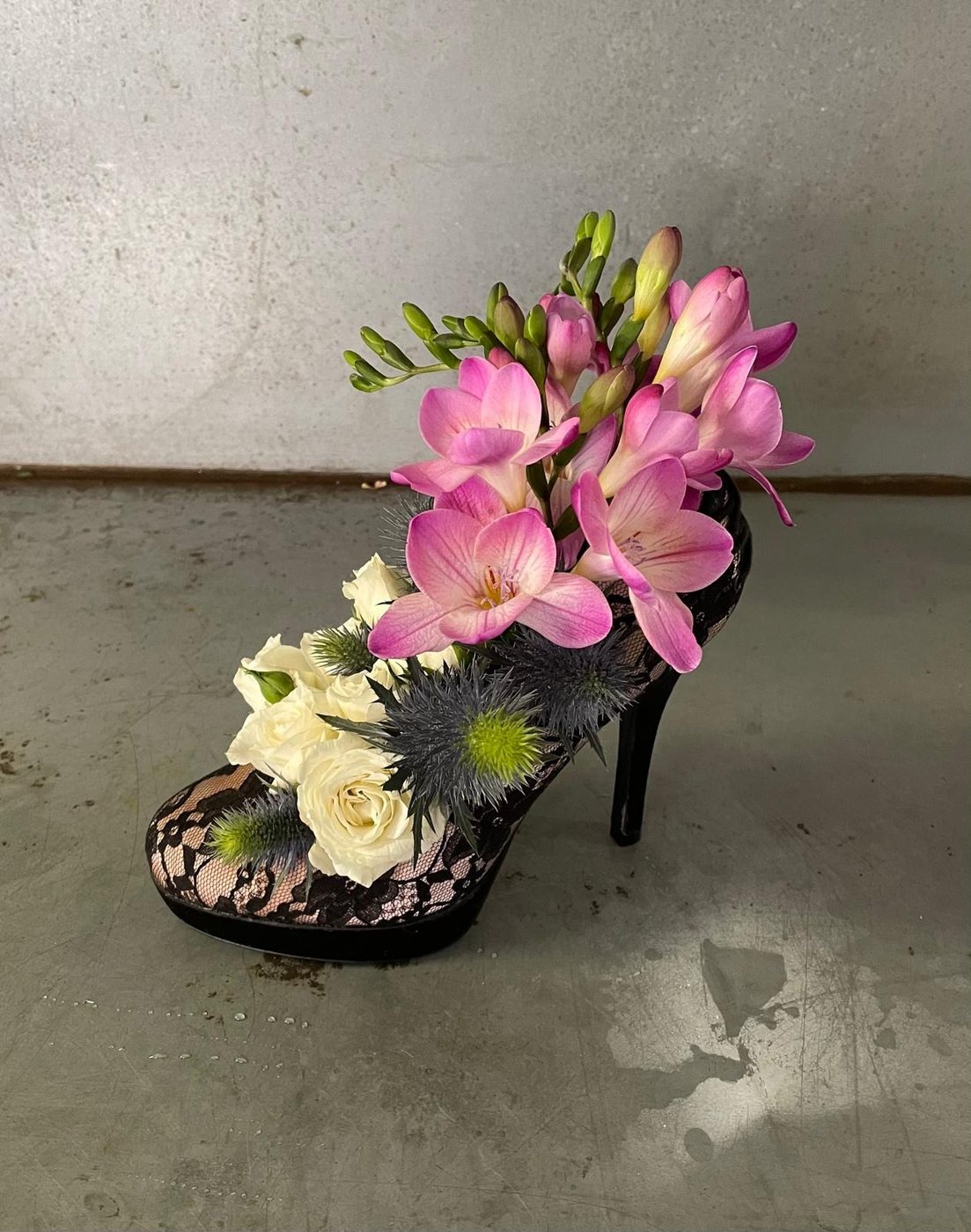 Escarpin fleuri, création florale originale Fleurs d'Émile Pégomas