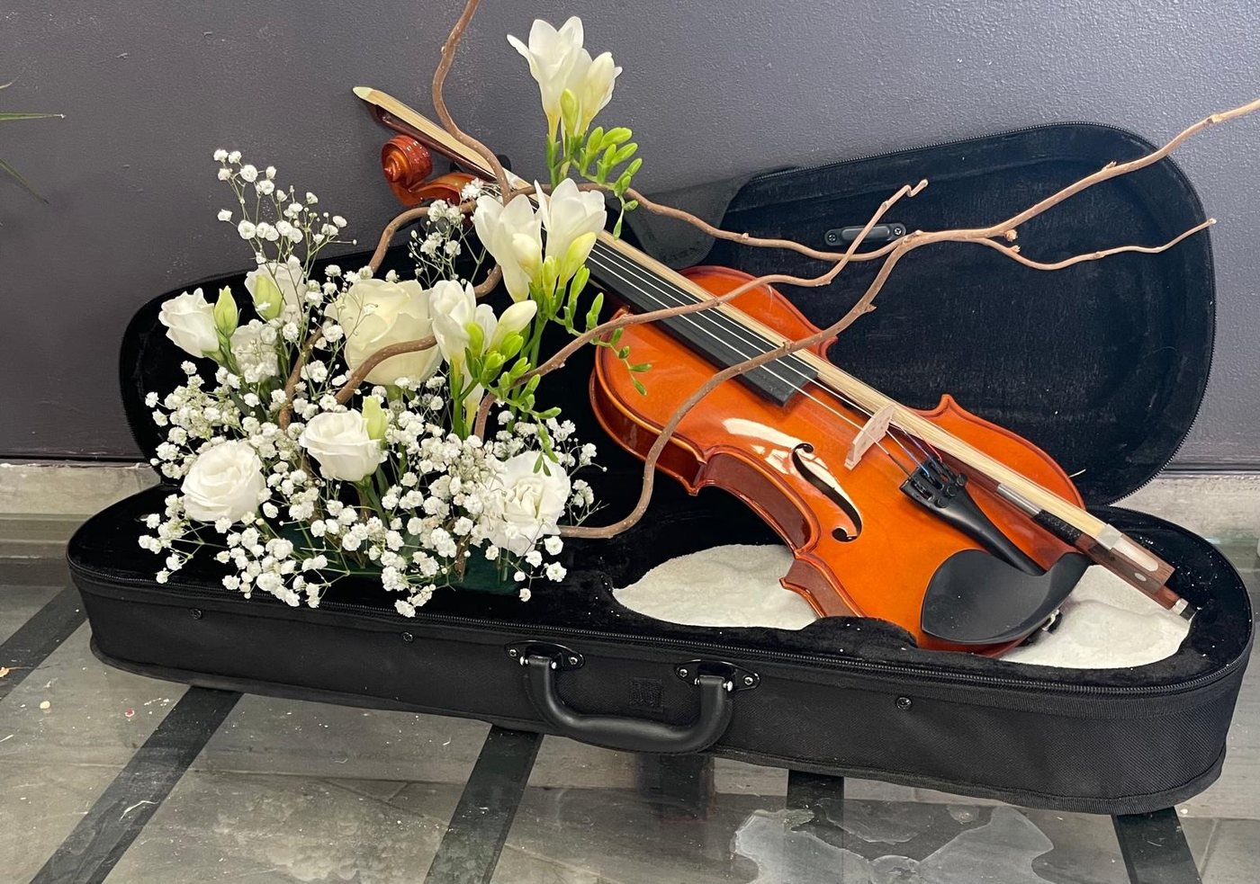 Composition florale autour d'un violon, hommage sur mesure Fleurs d'Émile