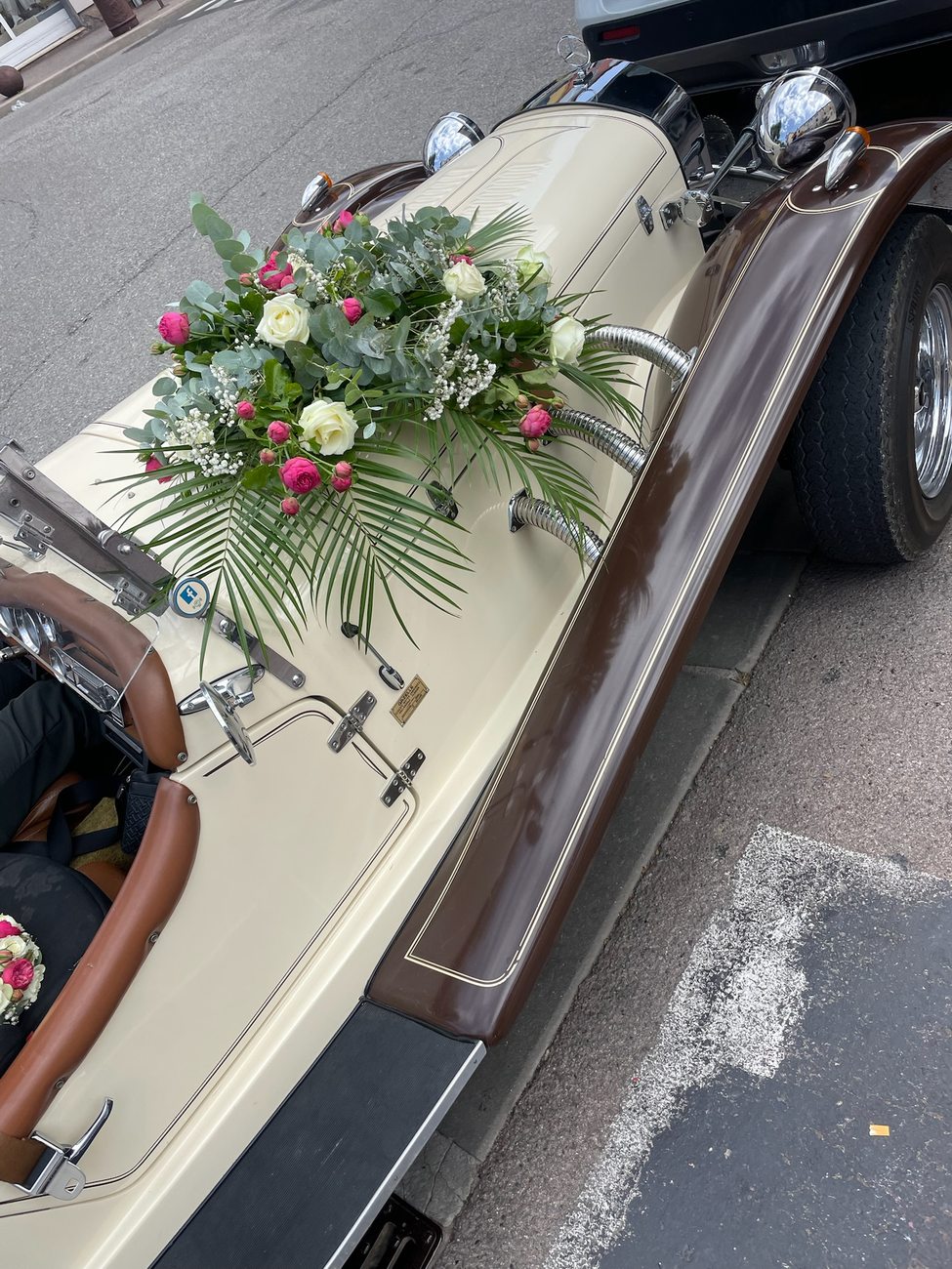 Voiture des mariés fleurie