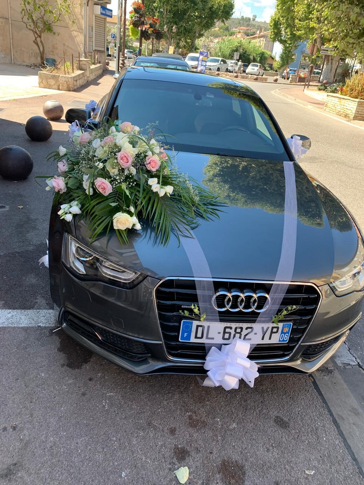 Voiture de mariés décorée