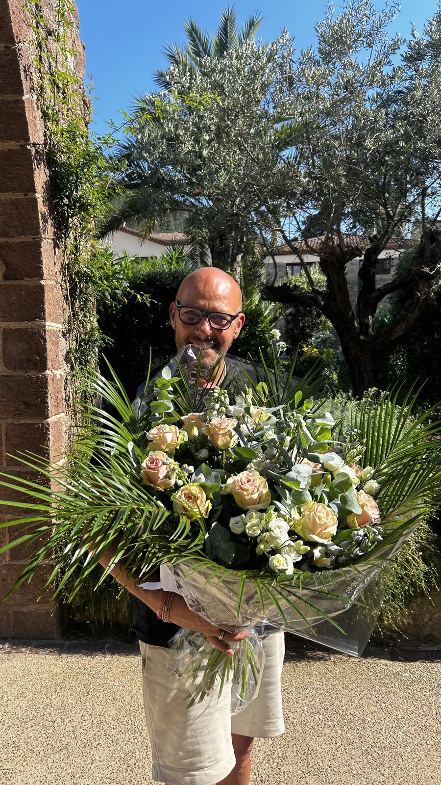 Émile Vitali et son bouquet, artisan fleuriste Pégomas