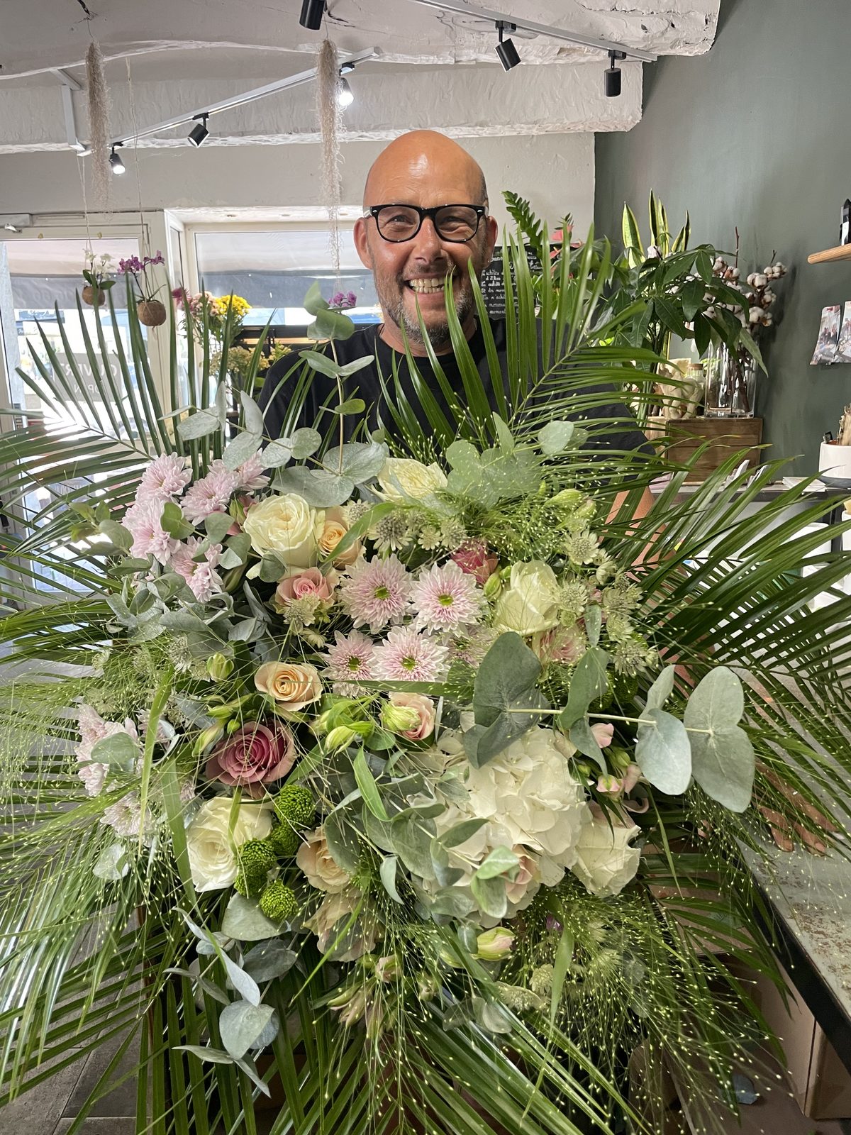 Émile et sa composition blanche, Fleurs d'Émile Pégomas