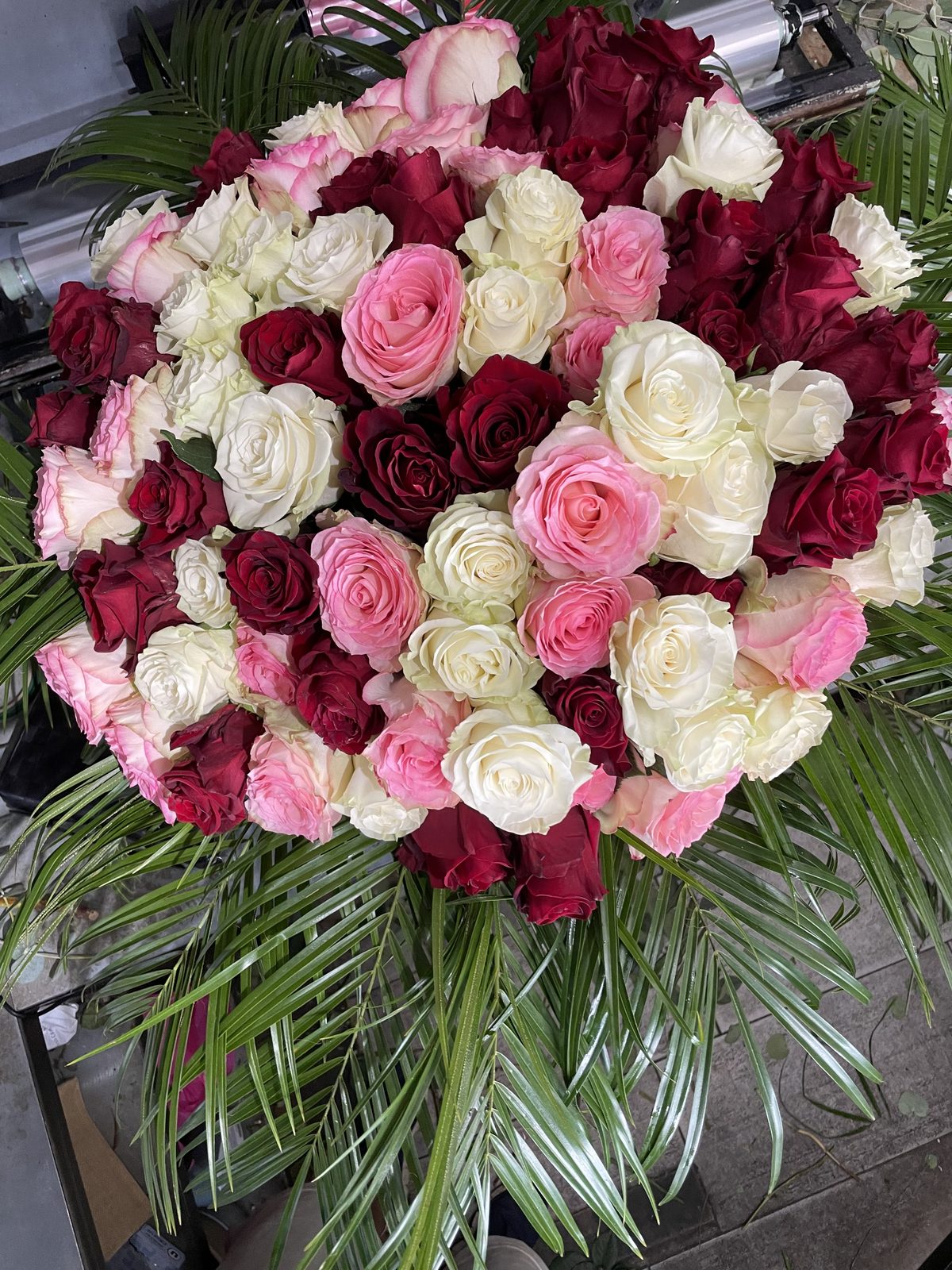 Grand bouquet de roses roses et blanches, création Fleurs d'Émile