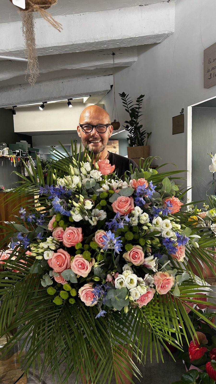 Émile et sa composition florale rose et bleue, Fleurs d'Émile