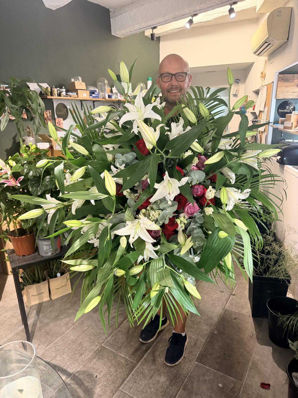 Émile et sa composition de lys blancs, Fleurs d'Émile Pégomas
