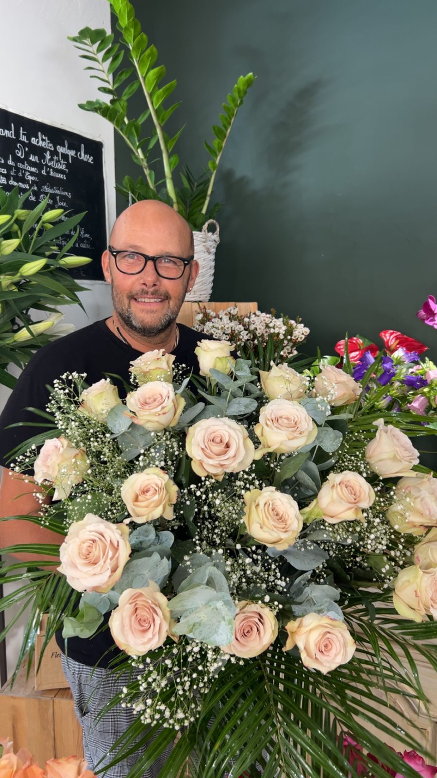 Émile et son bouquet de roses pâles, Fleurs d'Émile