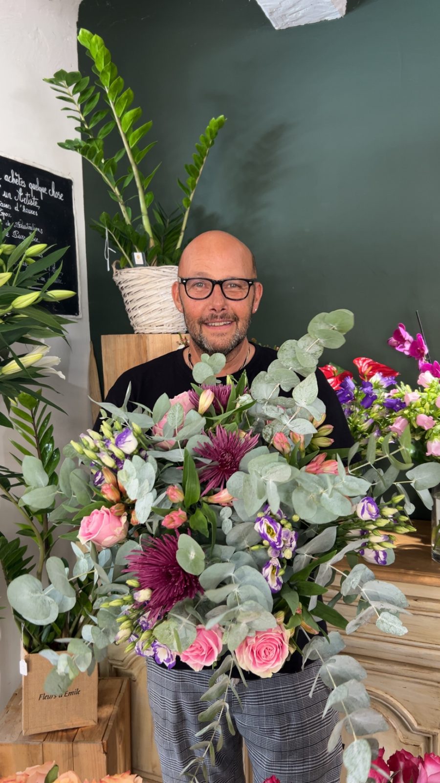 Émile et sa création colorée, artisan fleuriste Pégomas