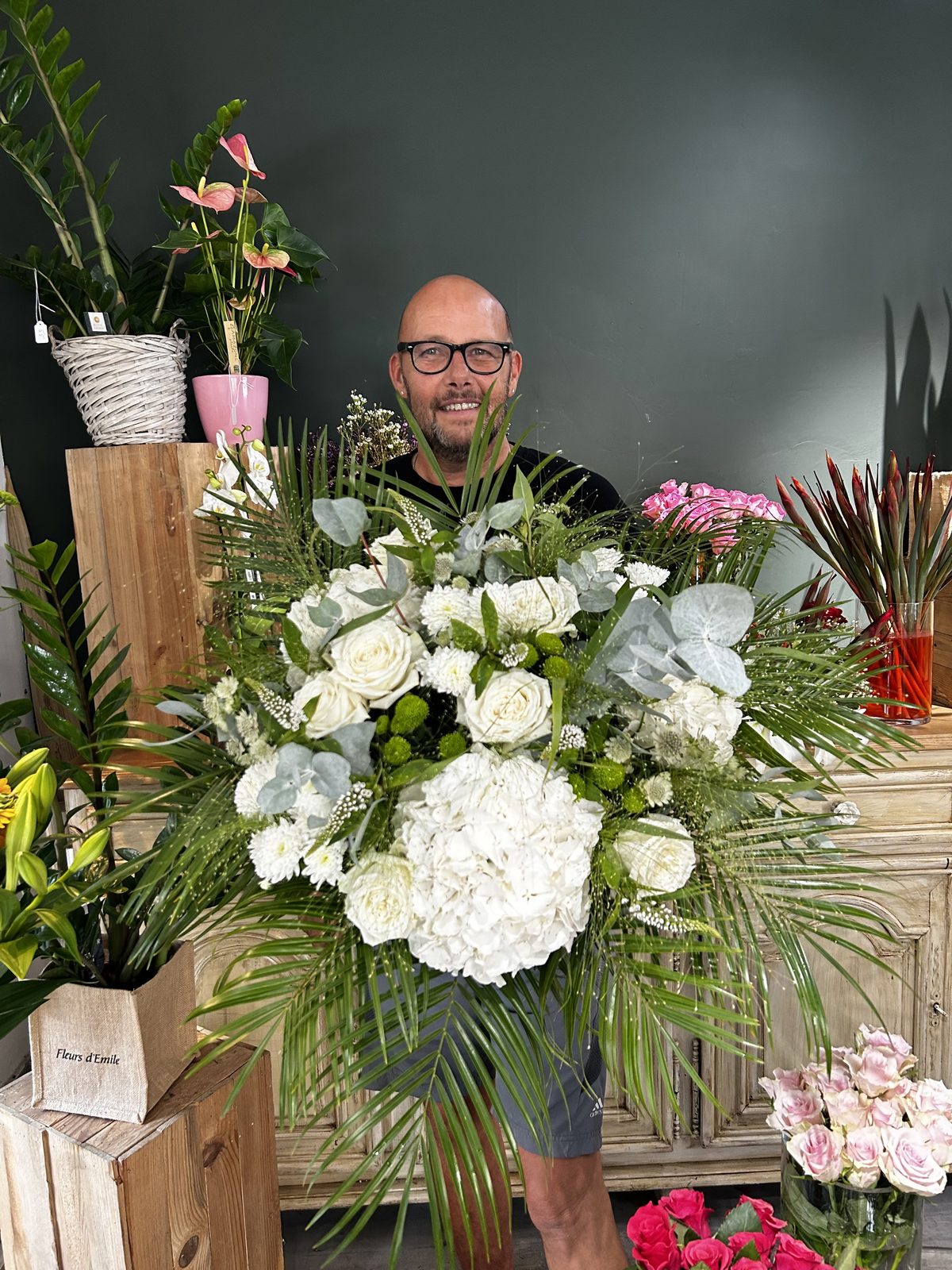Émile et sa composition blanche d'hortensias, Fleurs d'Émile