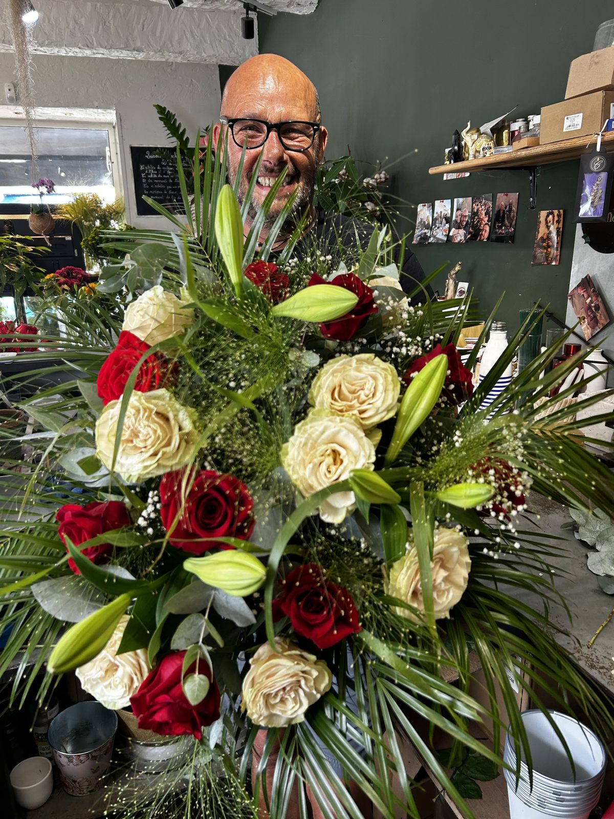 Émile et sa composition roses rouges et lys, Fleurs d'Émile