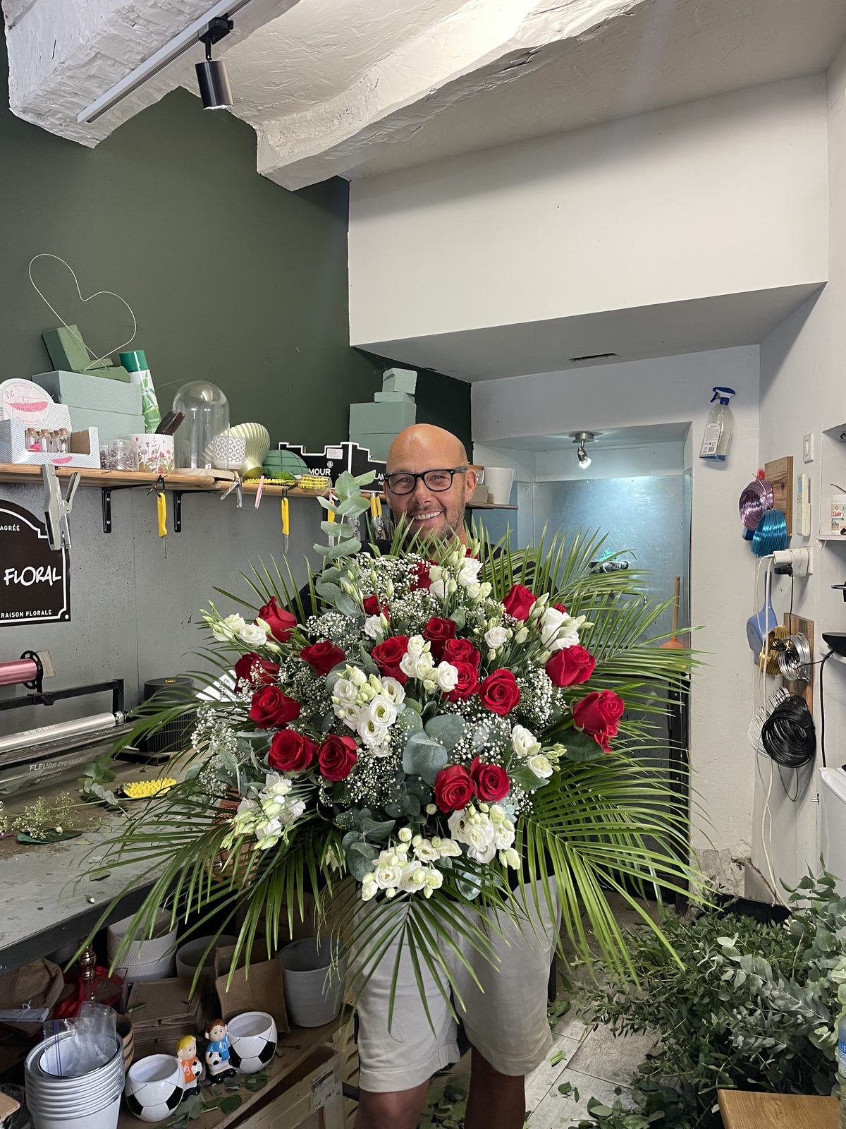 Émile et sa composition de roses rouges, Fleurs d'Émile Pégomas