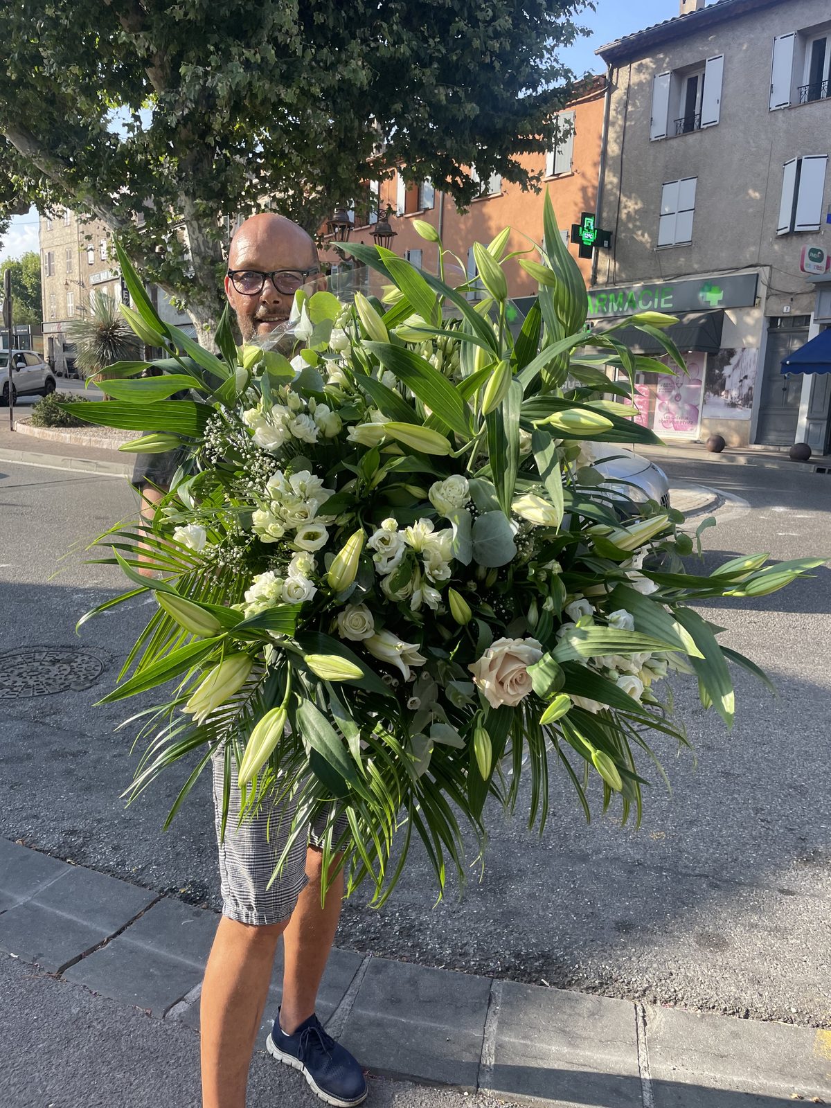 Émile et sa gerbe de lys blancs, artisan fleuriste Pégomas